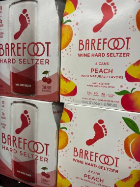 Augusta, Ga USA - 02: 15 22: Satılık Cherry Hard Seltzer rafında çıplak ayaklı şarap