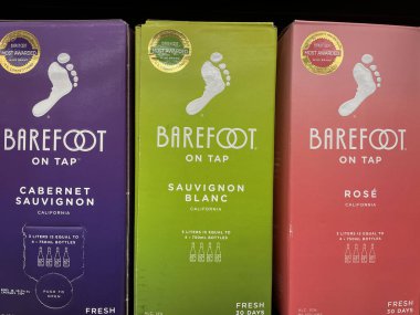 Augusta, Ga USA - 02: 15 22: Bir perakende mağazasının rafında çıplak ayaklı şarap