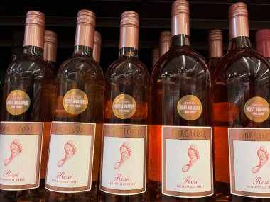 Augusta, Ga USA - 02: 15 22: Satış mağazasının rafında yalınayak şarap