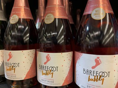 Augusta, Ga USA - 02: 15 22: Satış mağazasındaki çıplak ayaklı şarap Brut Rose