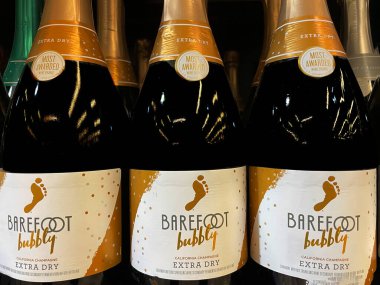 Augusta, Ga USA - 02: 15 22: Barefoot wine on a perakende satış mağazası raflarında Brut Cuvee yan görünümü