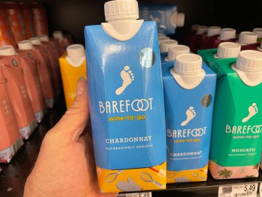 Augusta, Ga USA - 02: 15 22: Çıplak ayaklı şarap perakende mağazasının rafında elinde şarap var.