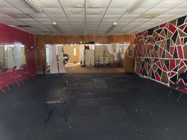 Gibson, Ga USA - 01 10 22: Küçük kasaba ABD şehir merkezi Gibson Georgia klasik alışveriş merkezi dans stüdyosu