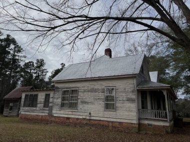 Gibson, Ga USA - 01 10 22: ABD 'nin küçük bir kasabası Gibson Georgia eski beyaz ahşap ev