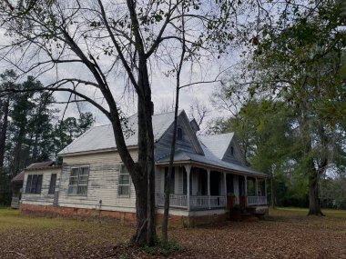 Gibson, Ga USA - 01 10 22: ABD 'nin küçük bir kasabası Gibson Georgia eski beyaz ahşap ev