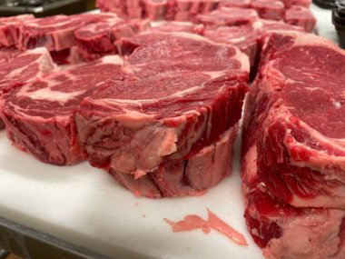 Kasap masasında çiğ pirzola, kırmızı et.