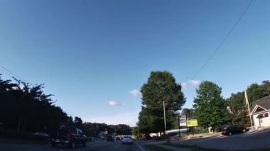Stone Mountain, Ga USA - 07: 23: 2020 POV FPV Dashcam stili Stone Mountain Hwy 'de araç sürerken Gelişmiş Oto yedek parça mağazasını geçiyor