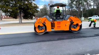 Augusta, Ga USA - 02-16-22: kaldırım ekibi buhar silindirini hareket ettiriyor