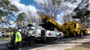 Augusta, Ga USA - 02-16-22: Yol kaldırım ekibi RP 195e 'nin arkasında yürüyor