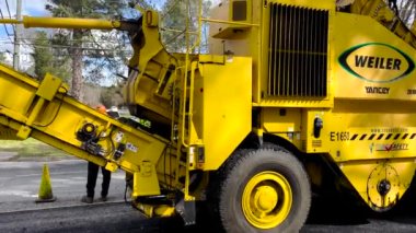 Augusta, Ga USA - 02-16-22: Asfalt Roadtec RP 195e 'yi besleyen asfalt kaldırım ekibi