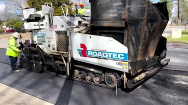 Augusta, Ga USA - 02-16-22: Yol kaldırım ekibi asfalt ve Roadtec RP 195e