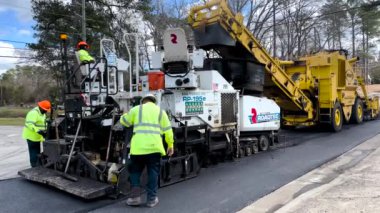 Augusta, Ga USA - 02-16-22: Yol döşeme ekibi RP 195e 'yi kontrol ediyor