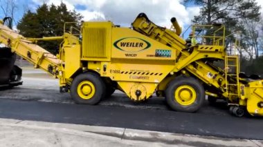 Augusta, Ga USA - 02-16-22: Yol kaldırım ekibi uzaktan görüşlü adam RP RP 195e ile yürüyor