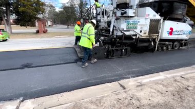 Augusta, Ga USA - 02-16-22: Yol kaldırım ekibi RP 195e 'yi kontrol ediyor.