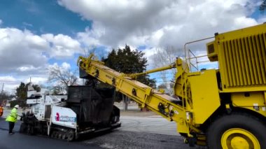 Augusta, Ga USA - 02-16-22: Yol döşeme ekibi sıcak asfalt yol kaldırım taşı RP 195e 'ye atıldı