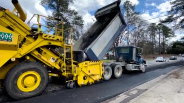 Augusta, Ga USA - 02-16-22: Yol döşeme ekibi sıcak asfaltı yol kenarındaki RP 195e 'ye döküyor