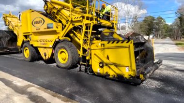 Augusta, Ga USA - 02-16-22: Sahne çalışanları ve trafik çalışanlarının çevresindeki kaldırım döşemeleri
