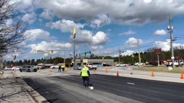 Augusta, Ga USA - 02-16-22: Asfalt döşeme sahnesi Polis blok yolları Meadowbrook yolu