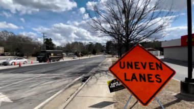 Augusta, Ga USA - 02-16-22: Yol döşeme sahnesi Polis ve düz olmayan yol işareti