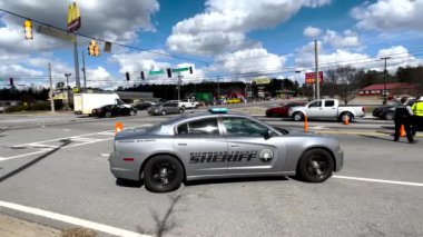 Augusta, Ga USA - 02-16-22: Yol döşeme sahnesi Polis ve trafik Pan Meadowbrook yolu