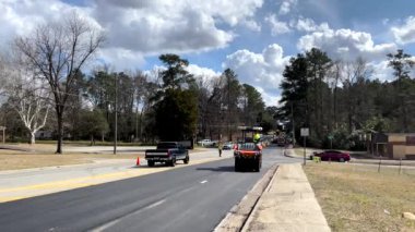 Augusta, Ga USA - 02-16-22: Ambulansın kaldırım döşeme sahnesi hızla geçiyor