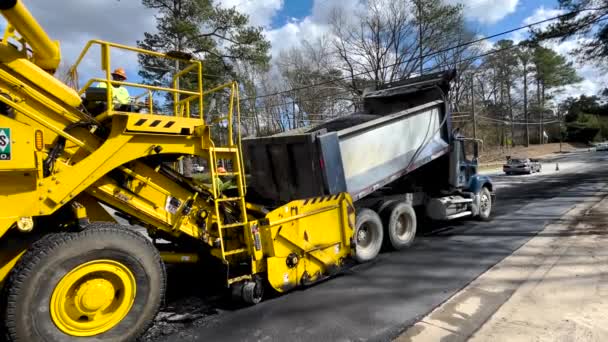 Augusta Usa Camión Volquete Tripulación Pavimentación Carreteras Que Vierte Una — Vídeo de stock