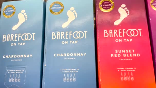 Augusta Usa Ψάχνοντας Barefoot Wine Ένα Ράφι Καταστήματος Λιανικής Πώλησης — Αρχείο Βίντεο