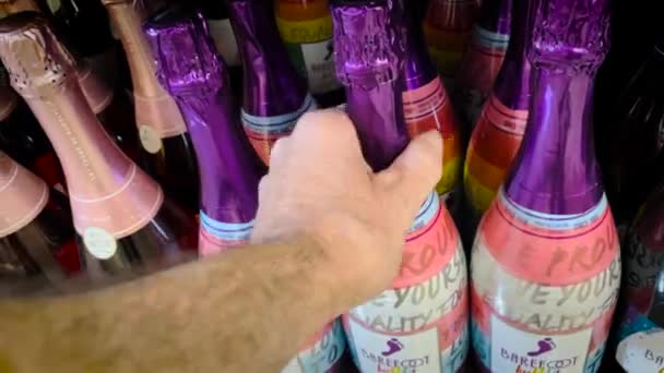 Augusta Usa ハンドピックアップ裸足のワインのボトルバブルの小売店棚のボトル最も受賞歴のあるワインブランド — ストック動画