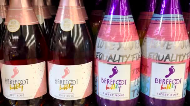 オーガスタ ガインUsa 10月22 バブルの小売店棚のボトルに裸足のワインのパン最も受賞したワインブランド — ストック動画