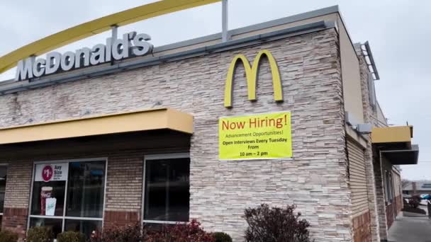 Augusta Usa Mcdonalds Bouwspandoek Inhuren Bordje Open Interviews Hwy — Stockvideo