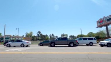 Augusta, Ga USA - 04 04: 21: Washington yolundaki ağır trafik piyango billboardları ve restoranlarla Highway 'e dönmek