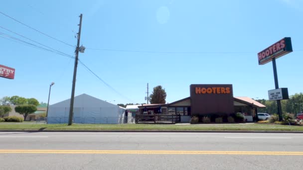 Augusta Usa Hooters Outdoor Dining Tent Covid Fire Truck Passing — Stock Video
