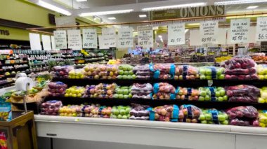 Louisville, Ga USA - 02 10 22: Ingles perakende süpermarket çantaları veya elma ve portakallar ve fiyatlar