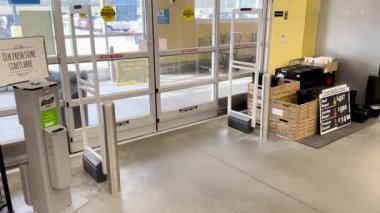 Martinez, Ga USA - 01 09: 22: Walmart market iç temizlik istasyonu ve gazete rafı