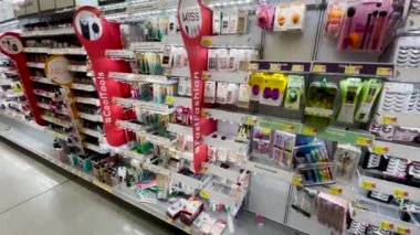 Martinez, Ga USA - 01 09: 22: Walmart marketinin iç kaplama kozmetik koridoru