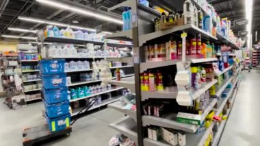Martinez, Ga USA - 01 09: 22: Walmart market iç gıdaları ve insanlar