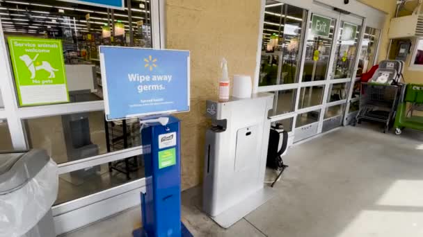 Martinez Usa Walmart食料品店の内部入口とCovidクリーニングステーション — ストック動画