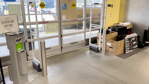 マルティネス ガインUsa Walmart食料品店の内部入口クリーニングステーションと新聞ラック — ストック動画
