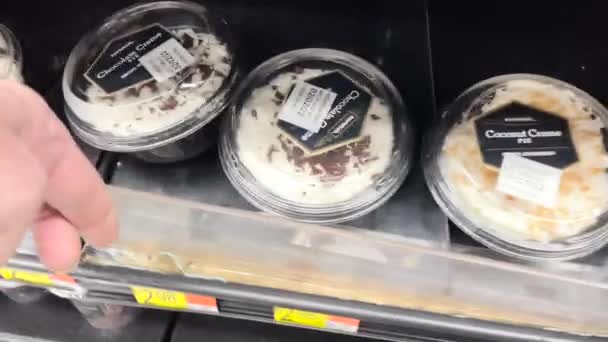 Martinez Usa 沃尔玛食品杂货店内部恶心的污泥堆积在蛋糕盒里 — 图库视频影像