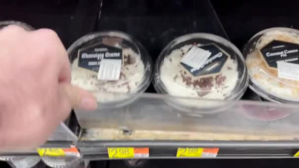 Martinez Usa Walmart Kruidenierswinkel Interieur Walgelijk Slib Opgebouwd Cake Case — Stockvideo