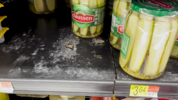 Martinez Usa Walmart Élelmiszerbolt Belső Claussen Savanyúság Szakasz Rozsdásodás Felépíteni — Stock videók