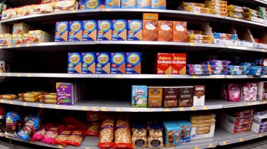 Augusta, Ga USA - 02-21-22: Walmart perakende mağazası iç krakerler ve atıştırmalık bölümü