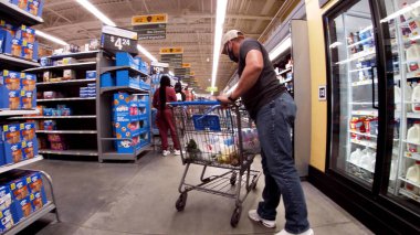 Augusta, Ga USA - 02: 21 22: Walmart perakende satış mağazası iç işçisi süt alışverişi