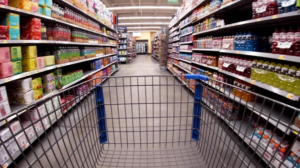 Augusta, Ga USA - 02: 21 22: Walmart perakende satış mağazası iç alışveriş arabası manzarası