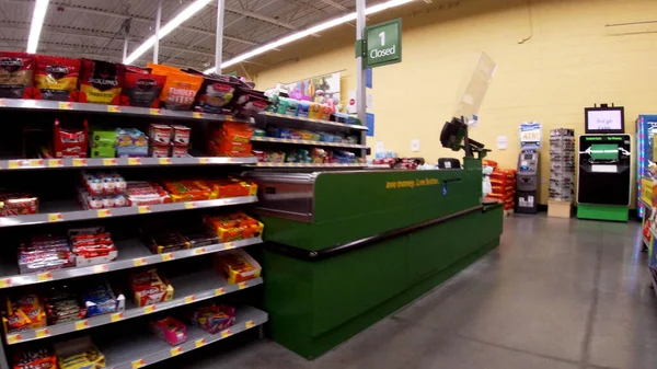 Август Сша Walmart Retail Grocery Store Interior Cheap Area Displays — стоковое фото