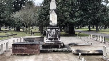 Augusta, Ga USA - 03 10 22: 1800 tarihli Magnolia Mezarlığı Augusta Georgia Pan ve daha küçük mezar işaretleri olan taş bir anıtın eğimi