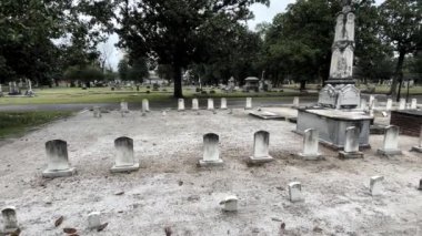 Augusta, Ga USA - 03 10 22: 1800 'lerin Magnolia Mezarlığı Augusta Georgia Pan taş bir anıtın küçük mezar işaretleri ile sıralanmış