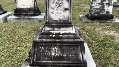 Augusta, Ga USA - 03 10 22: 1800 tarihli Magnolia Mezarlığı Augusta Georgia güzel, ayrıntılı taş sanat eserlerini ortaçağ tarzında yukarı kaldırdı