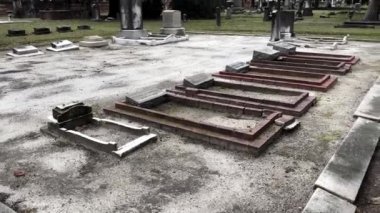 Augusta, Ga USA - 03 10 22: 1800 'lerin Magnolia Mezarlığı Augusta Georgia mezar taşlarından oluşan bir sıra