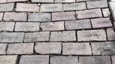 Augusta, Ga USA - 03 10 22: 1800 'lerin Magnolia Mezarlığı Augusta Georgia, Augusta ile birlikte uzun yola doğru eğimli bir kaldırımda tuğlalar örüyor